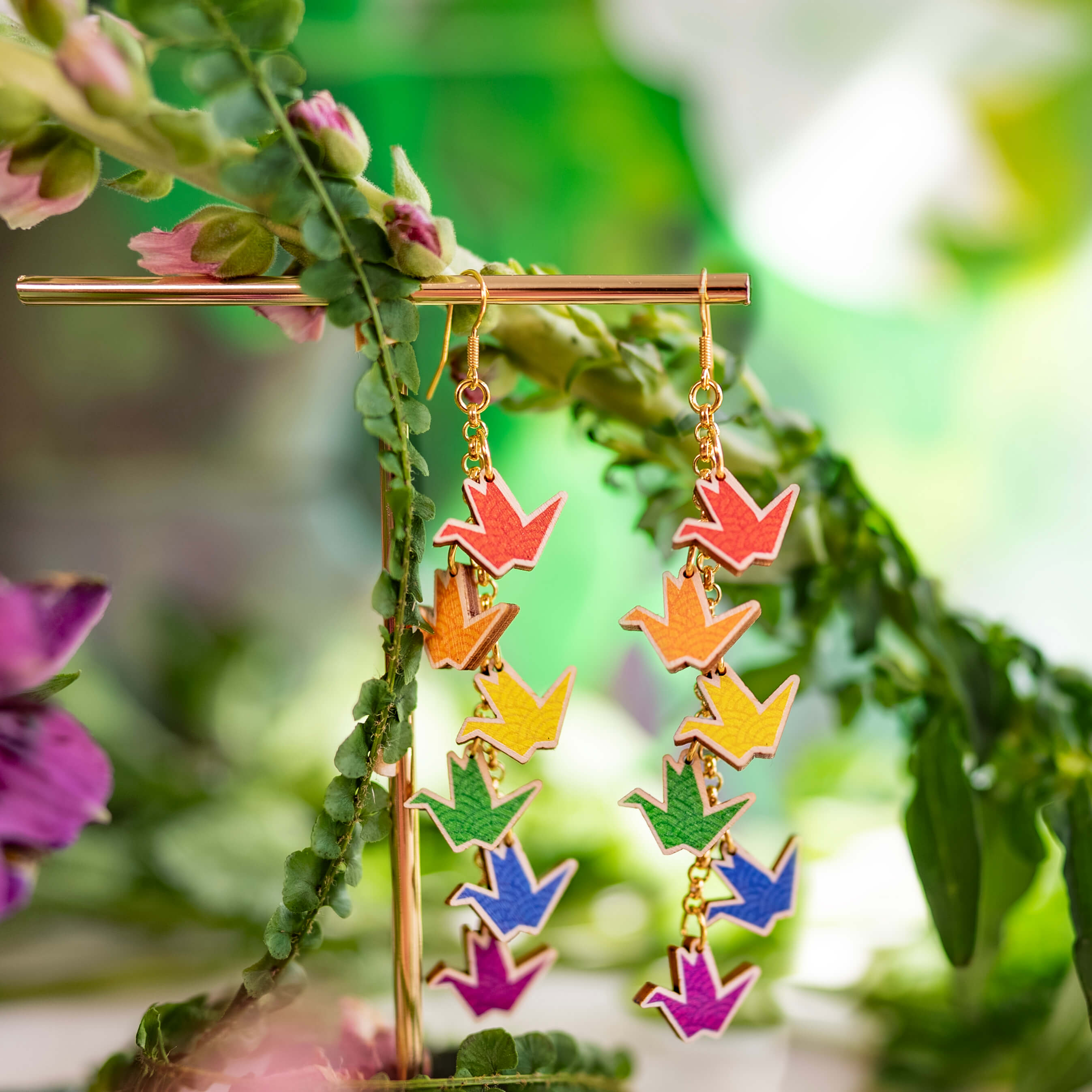 Nämä värikkäät origamilinnut edustavat Rakkautta ja Rauhaa. Rakkaus ja oikeus rauhaan kuuluu kaikille. Tämän korun tuotosta hyvitetään 25% Helsinki Pridelle. Haluamme tällä pienellä teolla tukea sellaista maailmaa, jossa jokainen saa rakastaa vapaasti ja pelkäämättä. Rakkauden puolesta korvakoru on käsintehty Suomessa.