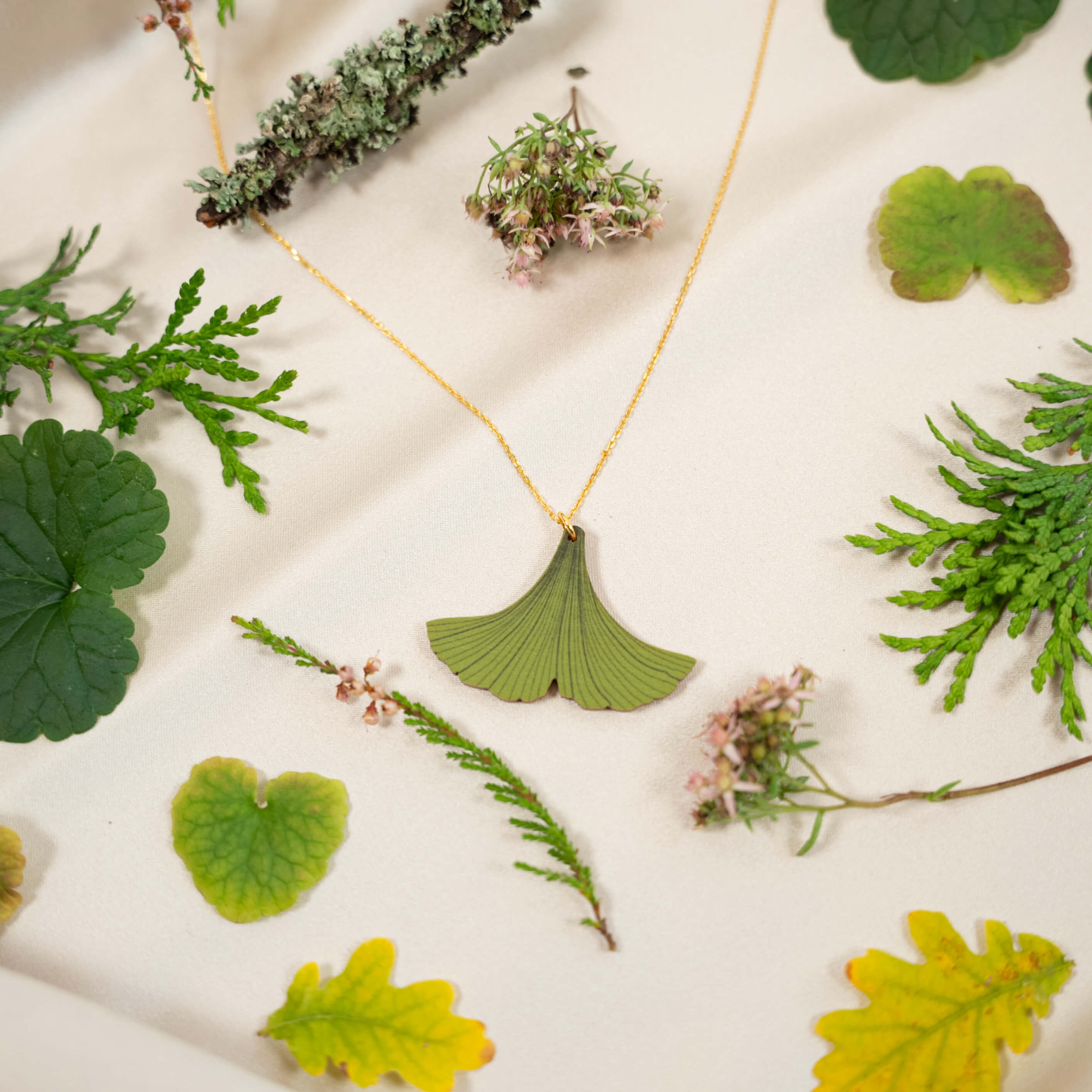 Ginkgo Korvakorut – Ajattoman Kauneuden Symboli. Anna korviesi hehkua Ginkgo Korvakorujen ajattomalla eleganssilla. Nämä korvakorut on suunniteltu neidonhiuspuun, eli Ginkgon, ainutlaatuisten lehtien muodon mukaan. Ginkgo korvakorut on valmistettu Suomessa.