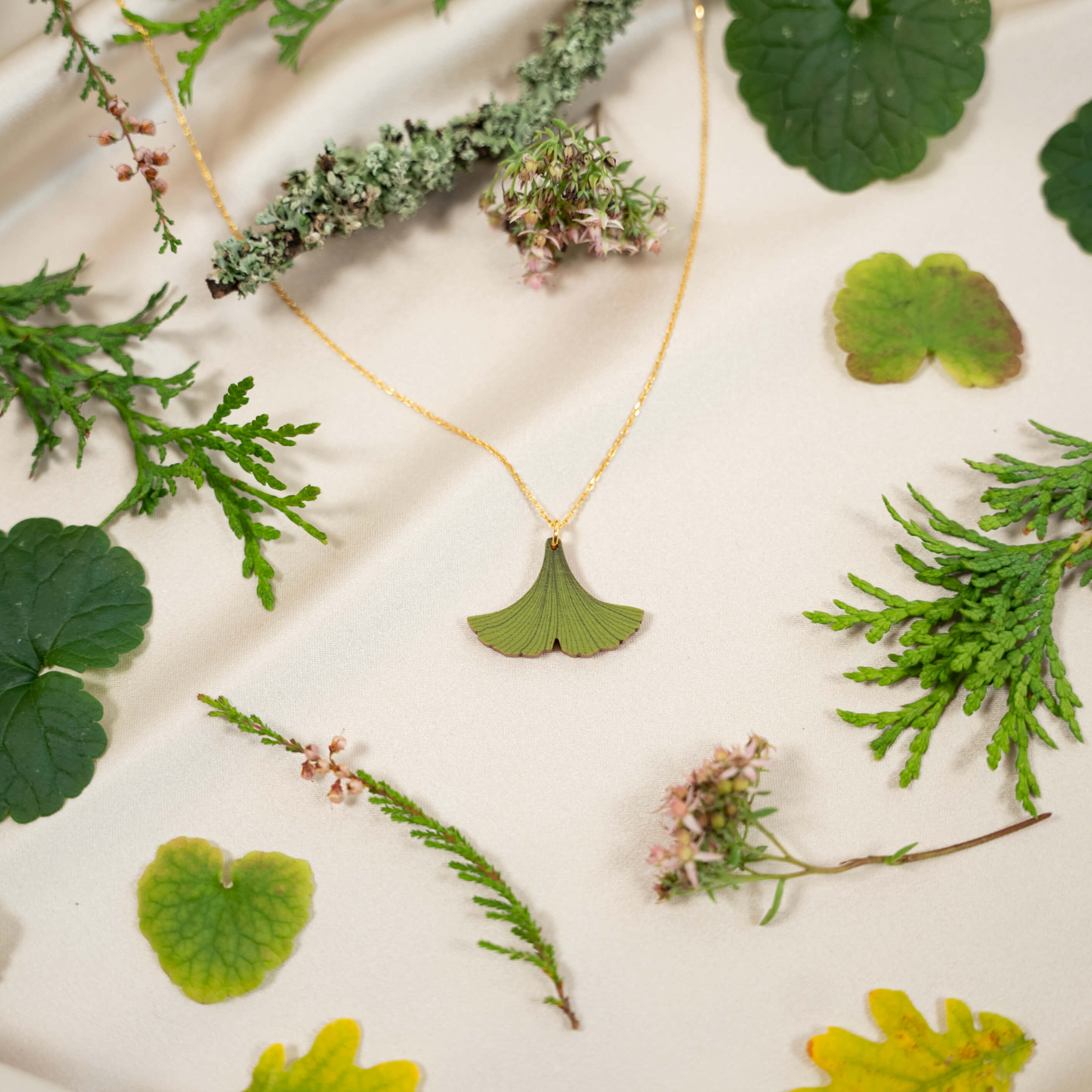 Ginkgo kaulakoru – Ajattoman Kauneuden Symboli. Anna itsesi hehkua Ginkgo kaulakorun ajattoman kauneuden kanssa. Tämä kaulakoru on suunniteltu neidonhiuspuun, eli Ginkgon, ikonisten lehtien muodon mukaan. Ginkgo kaulakoru on valmistettu Suomessa.