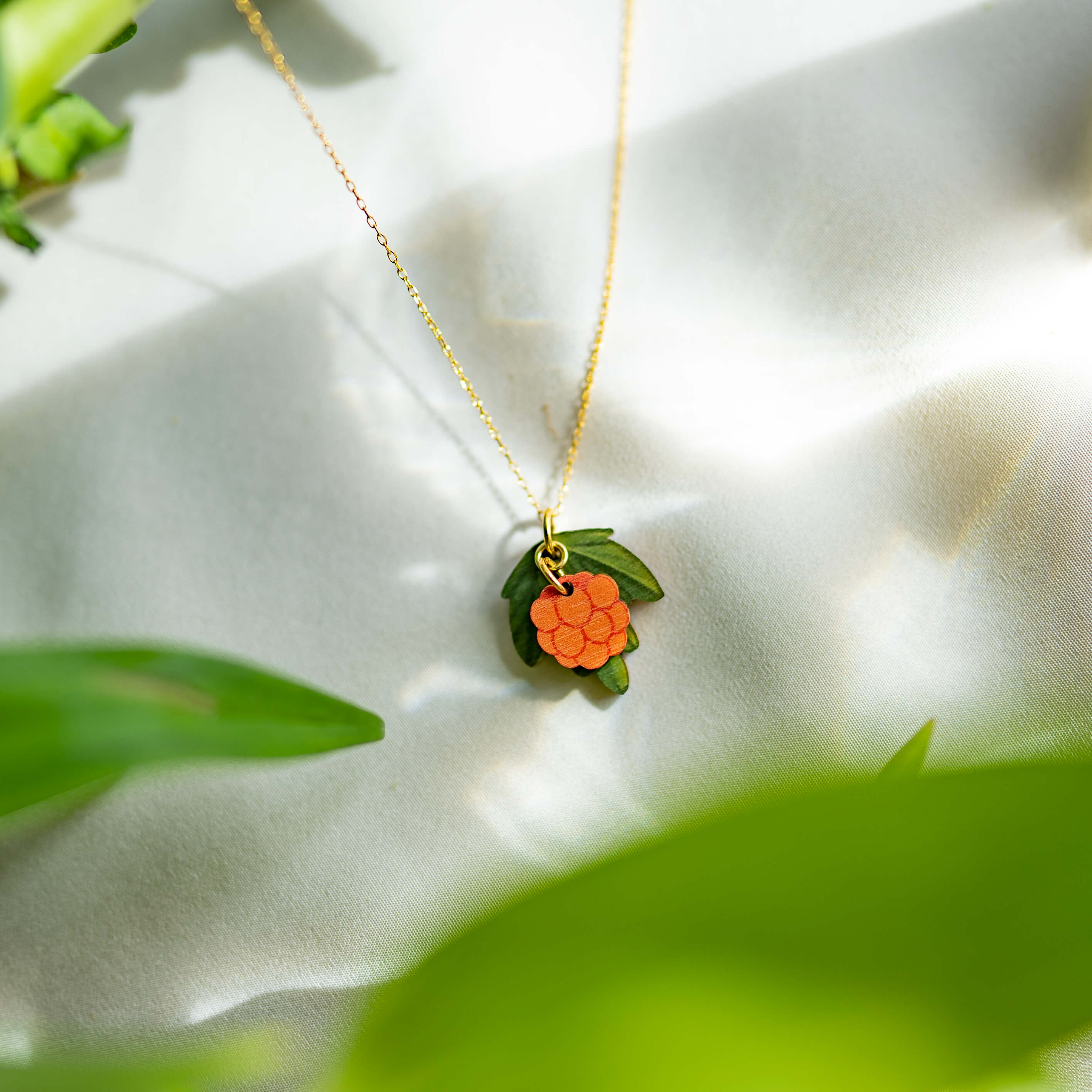 Lakka, Hilla, Muurain, Suomuurain, Valokki, Nevamarja, ja englanniksi Cloudberry! Lakka on soidemme ihanimpia kultaisena hohtavia aarteita. Jos luontoaiheinen koru on lähellä sydäntäsi, Lakka kaulakoru on varma valinta! Lisäksi tämä on upea lahjaidea kaikille luontokorujen ystäville! Käsintehty Suomessa.