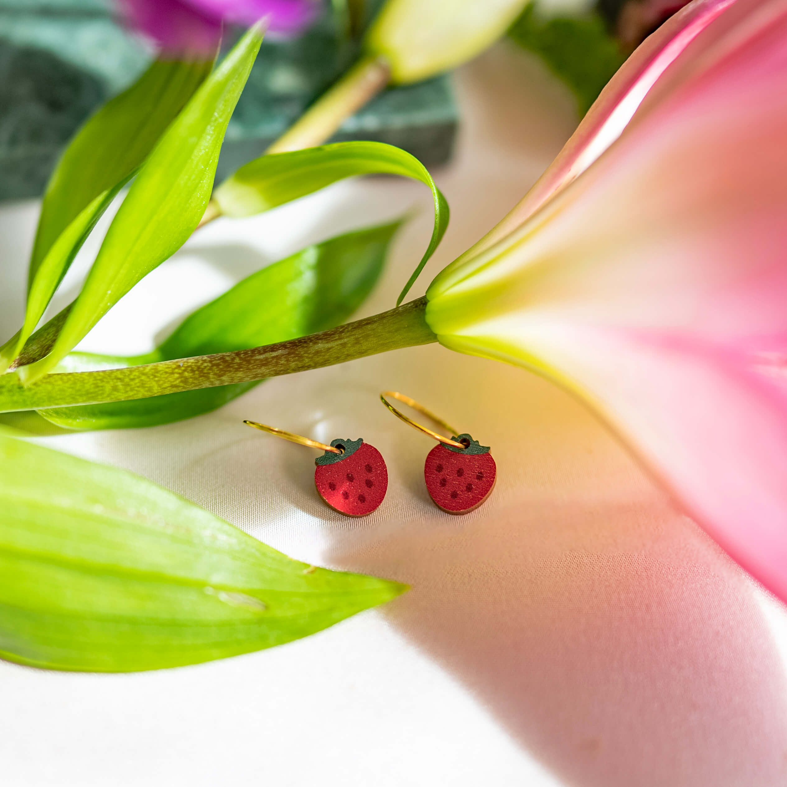 Suloinen Mansikka minihoops korvakoru on täällä! 🍓 Mansikka minihoops korvakoru on täydellinen piristämään arki-ilmettä, tai kruunaamaan juhlalookin! Nämä mansikkakorut ovat myös aivan täydellinen lahjaidea jollekin, joka rakastaa mansikoita. Ihana Mansikka minihoops korvakoru on käsintehty Suomessa.