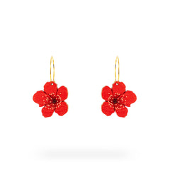 Näyttävä Red Hoops -korvakoru, täynnä intohimoa ja voimaa. Red on enemmän kuin pelkkä koru; se on tarina, joka kertoo lämmöstä ja intohimon valosta keskellä pimeyttä. Se on sinun kumppanisi juhlissa ja hetkissä, jolloin haluat tuntea olosi erityiseksi. Täydellinen lahjaidea. Red Hoops korvakoru on valmistettu Suomessa.