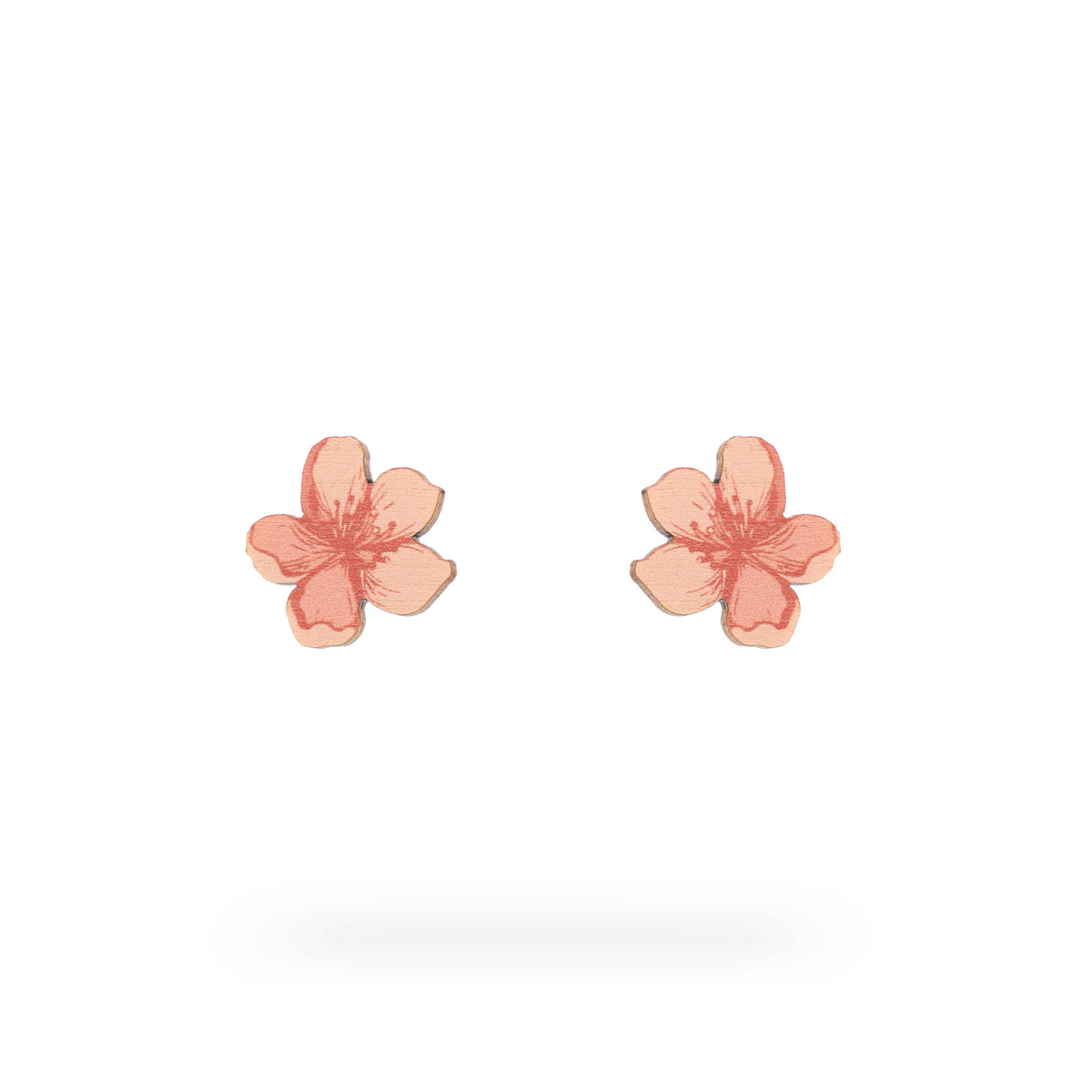 Sakura Blossoms -korussa kaunis kirsikankukka leijailee kevyesti. Tämä yksittäinen kukka heijastaa kauneutta ja herkkyyttä yksinkertaisessa ja elegantissa muodossa. Korun ilmava design ja sakurankukka luovat tunnelman suloisesta kauneudesta. Sakura Blossoms -korvakoru on valmistettu Suomessa.