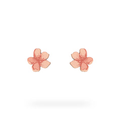 Sakura Blossoms -korussa kaunis kirsikankukka leijailee kevyesti. Tämä yksittäinen kukka heijastaa kauneutta ja herkkyyttä yksinkertaisessa ja elegantissa muodossa. Korun ilmava design ja sakurankukka luovat tunnelman suloisesta kauneudesta. Sakura Blossoms -korvakoru on valmistettu Suomessa.