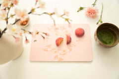Sakura unelma -leikkuulauta heijastaa vaaleanpunaisten unelmien ja kirsikankukkien suloista kauneutta. Lempeä vaaleanpunainen tausta ja herkät kukat kilpailevat keskenään hattaranpehmeistä unelmista, tehden tästä täydellisen vaaleanpunaisen leikkuulaudan. Valmistettu Suomessa.