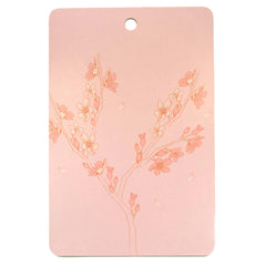 Sakura unelma -leikkuulauta heijastaa vaaleanpunaisten unelmien ja kirsikankukkien suloista kauneutta. Lempeä vaaleanpunainen tausta ja herkät kukat kilpailevat keskenään hattaranpehmeistä unelmista, tehden tästä täydellisen vaaleanpunaisen leikkuulaudan. Valmistettu Suomessa.