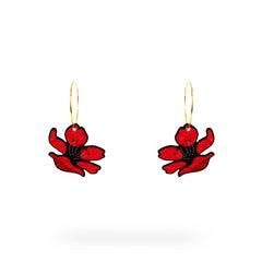 Scarletin punainen hehku kuvastaa täydellisesti kauden iloa ja lämpöä, ja korujen hienostuneet kukkakuviot juhlistavat luonnon kauneutta. Olitpa suuntaamassa työpaikan pikkujouluihin tai suureen juhlakauden juhlaan, nämä korut tuovat taikaa asuusi. Täydellinen lahjaidea. Scarlet Hoops korvakoru on valmistettu Suomessa.
