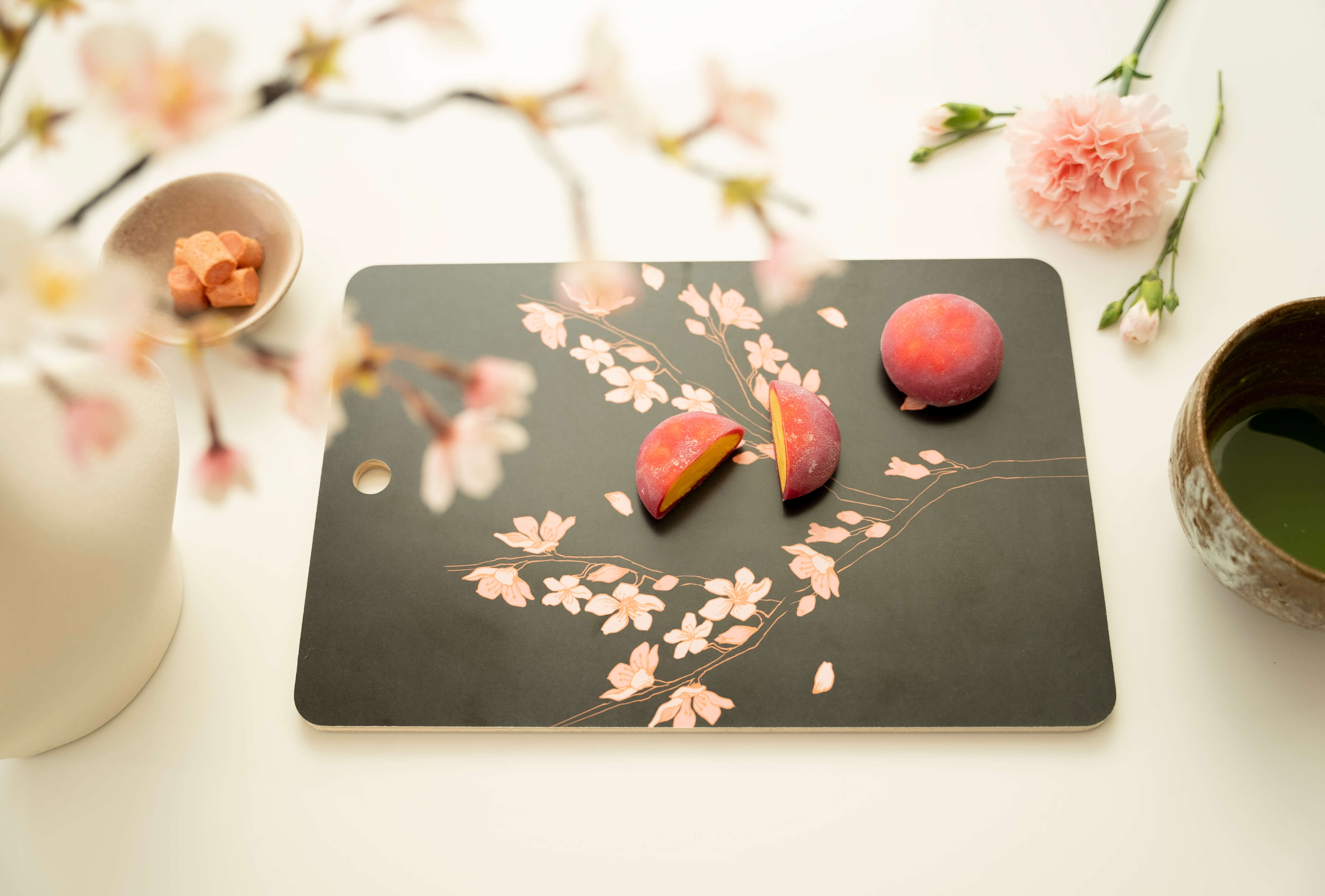 Tutustu 'Yön Sakura' leikkuulautaan , joka kätkee sisäänsä yöajan kauneuden ja salaperäisyyden. Tummalla taustalla vaaleanpunaiset kirsikankukat erottuvat kauniisti, tuoden esiin yön lumoa. Kaunis leikkuulauta tuo kotiin ihanaa keväistä tunnelmaa. Valmistettu Suomessa.