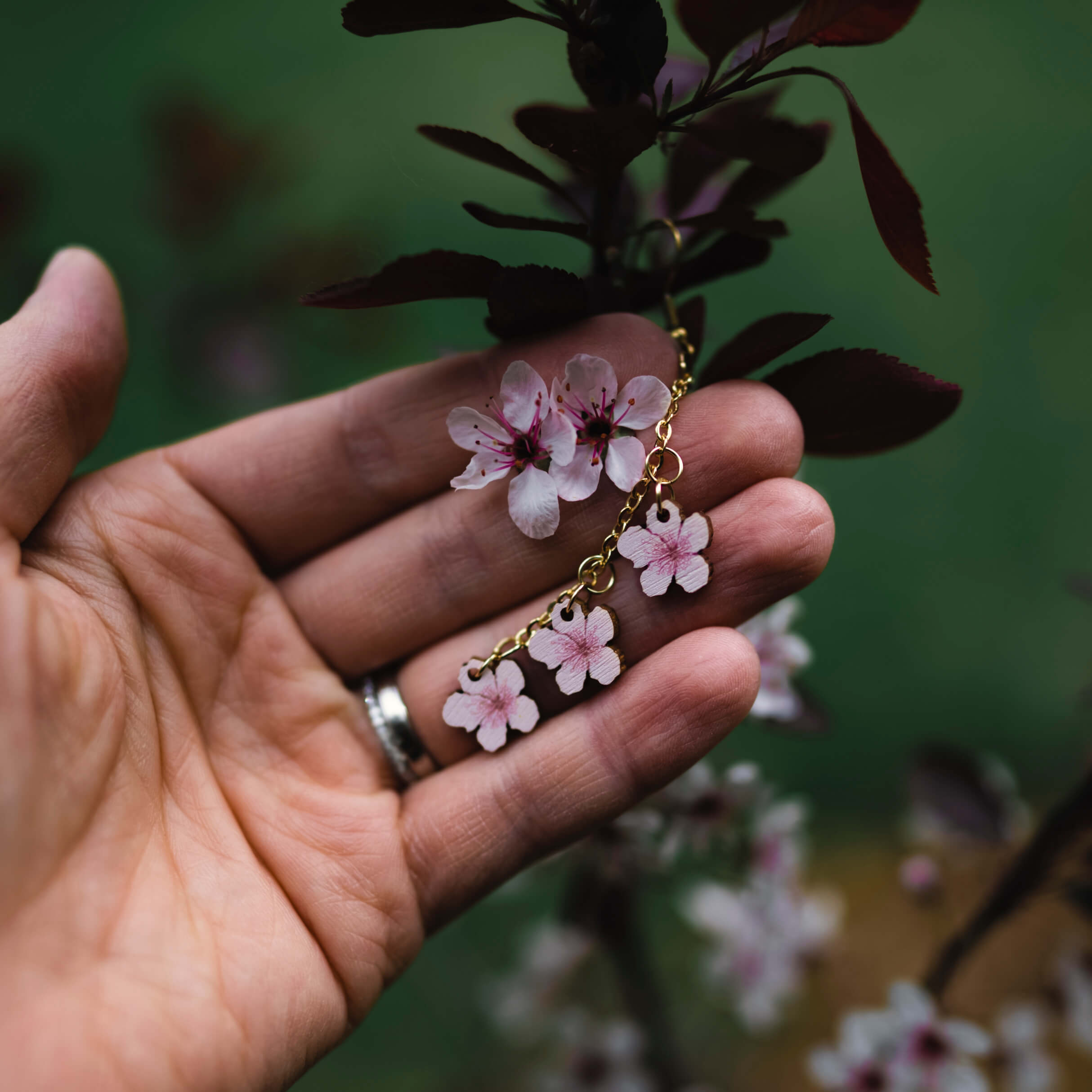 3 pienta sakuraa -korvakoru. Nämä kauniit pienet sakura-korvakorut leijailevat korvasi juurella hempeän vaaleanpunaisena ja viimeistelevät niin arki- kuin juhlailmeen. Rakkaudella käsintehty Suomessa.