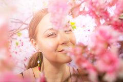 Upeat tulppaanit ovat iloisia rakkauden kukkia! Nämä tulppaanit ovat siitä ihanat, että ne pysyvät kauniina vuoden ympäri! Tulppaani-korvakorut viimeistelevät kauniin ja juhlavan ilmeen, mutta sopivat minkä kokonaisuuden kanssa tahansa! Upea lahjaidea, joka on käsintehty Suomessa.