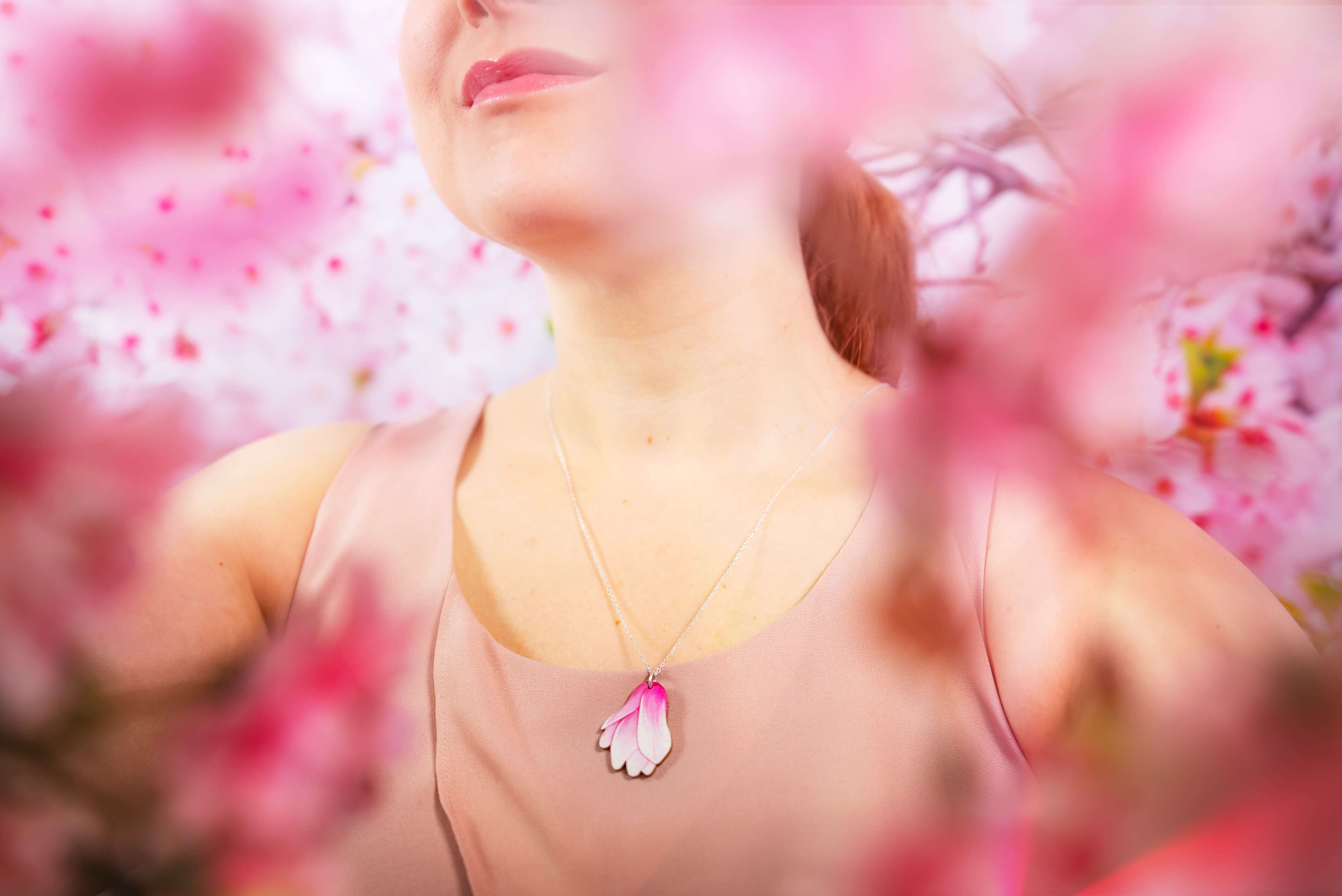 Japanilaisessa kulttuurissa magnoliat symboloivat rakkautta luontoa kohtaan, sinnikkyyttä ja arvokkuutta. Yleisesti ottaen vaaleanpunaisen magnolian on ajateltu symboloivan nuorekkuutta, viattomuutta ja iloa. Tämä kaulakoru asettuu lähelle sydäntä - merkityksellinen lahjaidea. Käsintehty Suomessa.