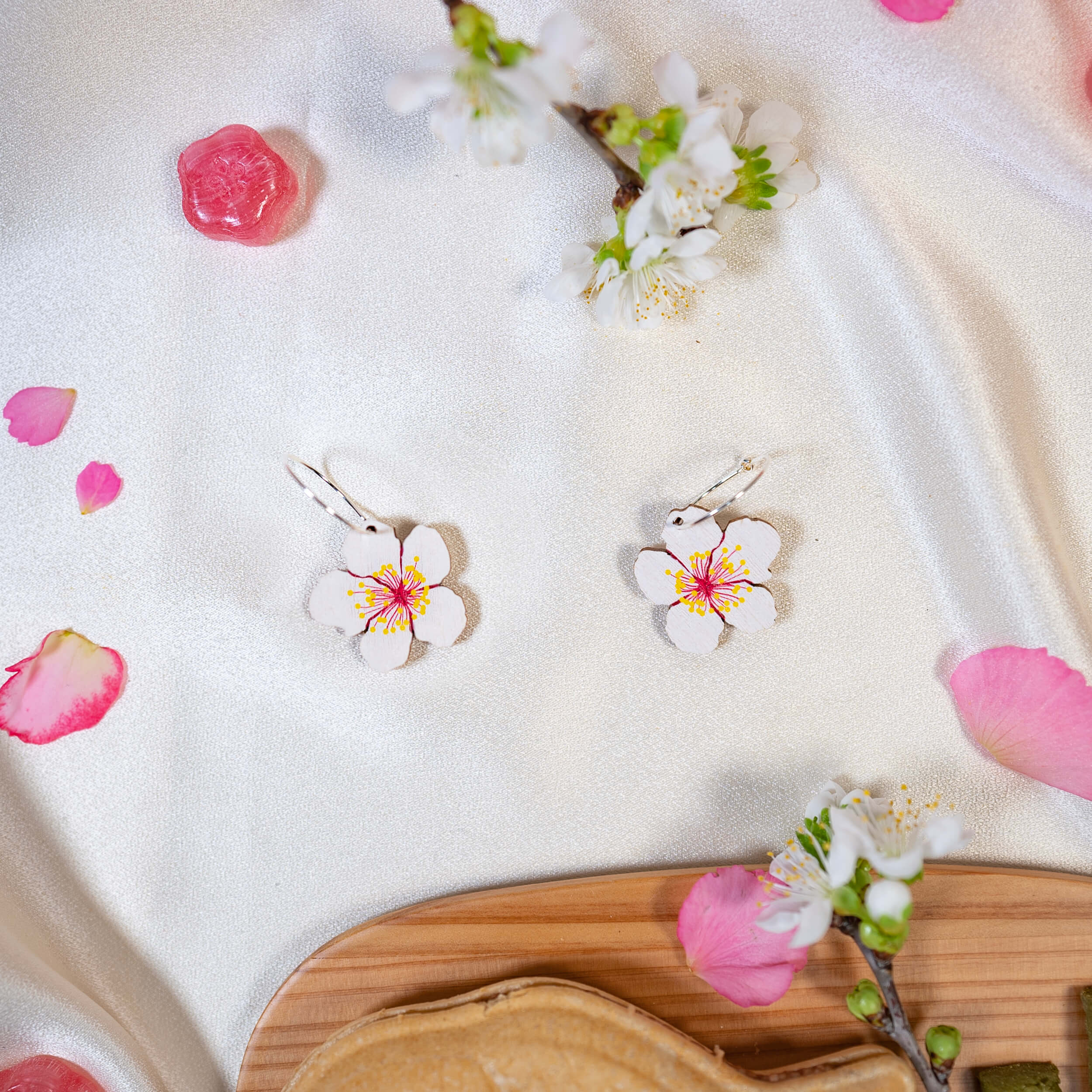 Sakura, eli kirsikankukka, symboloi uuden alkua ja elämän katoavaisuudessa piilevää kauneutta. Nämä kauniit sakurat leijailevat korvasi juurella ja viimeistelevät niin arki- kuin juhlailmeen. Sakura Crush -nimitys tulee nimensä mukaan ihastumisesta kirsikankukkia kohtaan. Upea lahjaidea, joka on käsintehty Suomessa.