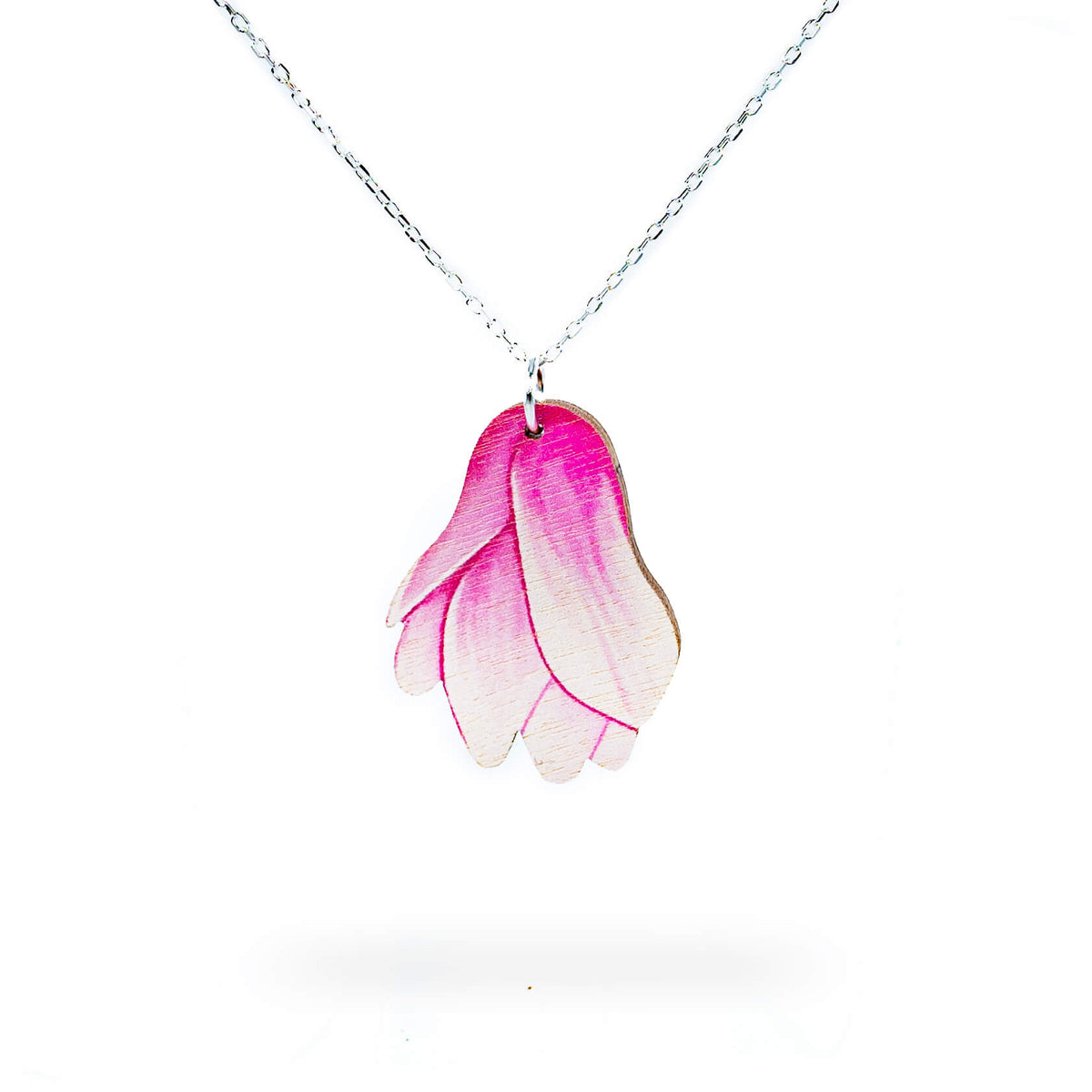 Japanilaisessa kulttuurissa magnoliat symboloivat rakkautta luontoa kohtaan, sinnikkyyttä ja arvokkuutta. Yleisesti ottaen vaaleanpunaisen magnolian on ajateltu symboloivan nuorekkuutta, viattomuutta ja iloa. Tämä kaulakoru asettuu lähelle sydäntä - merkityksellinen lahjaidea. Käsintehty Suomessa.