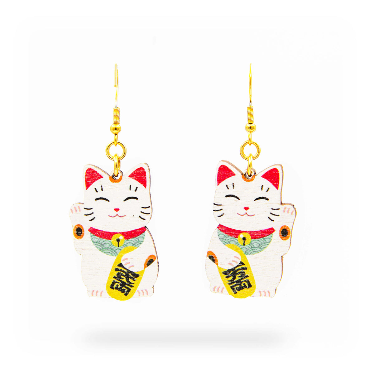 Onnea tuovat Onnenkissa 'Maneki Neko' nappikorvakorut. Maneki neko 招き猫, eli onnenkissa on hyvin perinteinen näkymä japanilaisessa symboliikassa. Sen on ajateltu tuovan onnea omistajalleen. Onnenkissat ovat täydelliset sinulle, mikäli pidät japanilaisesta symboliikasta. Nämä uniikit Onnenkissa nappikorvakorut sopivat erinomaisesti arkikäyttöön! Tässä on myös jollekin Japanin kulttuurin ihailijalle erityinen lahjaidea! Rakkkaudella käsintehty Suomessa.
