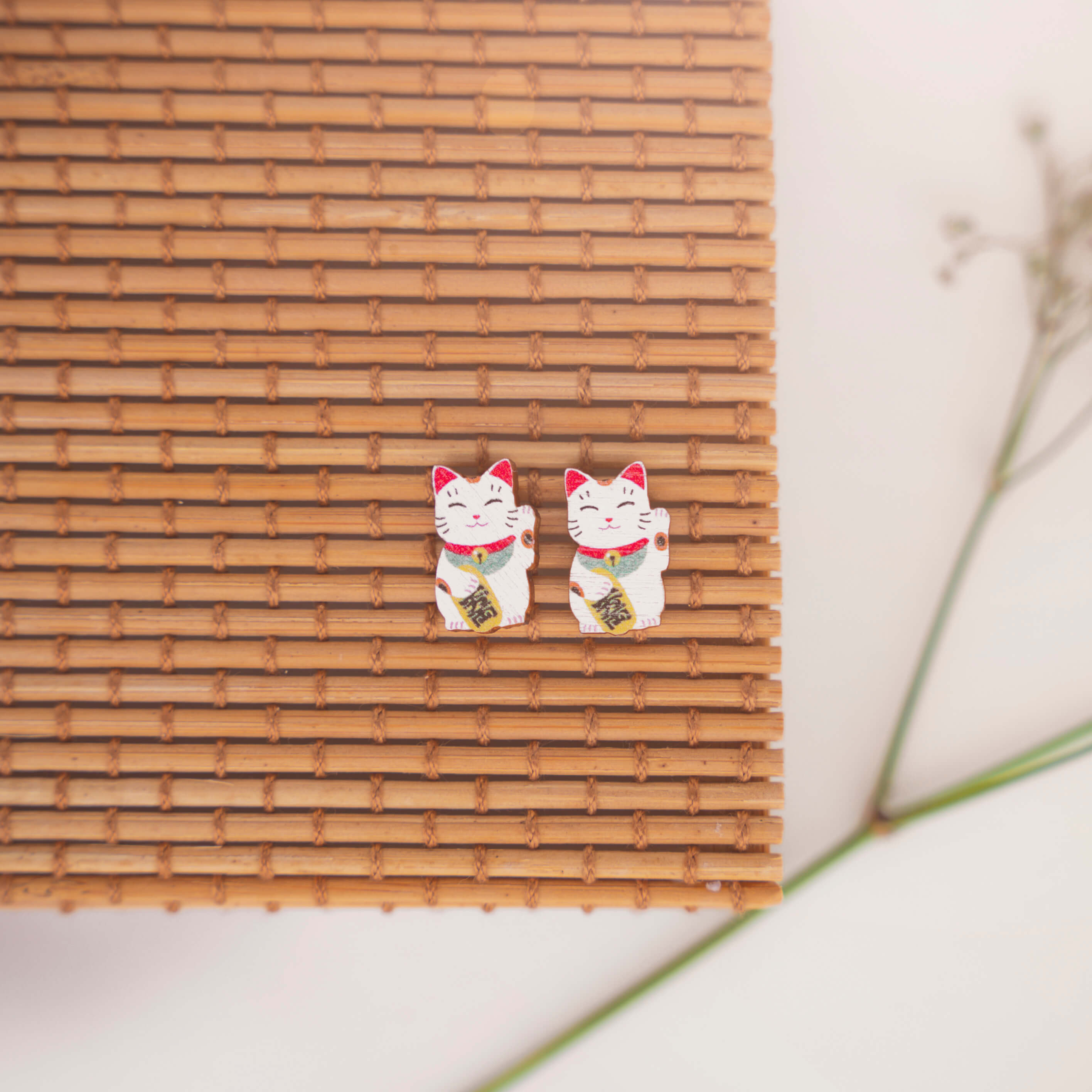 Onnea tuovat Onnenkissa 'Maneki Neko' nappikorvakorut. Maneki neko 招き猫, eli onnenkissa on hyvin perinteinen näkymä japanilaisessa symboliikassa. Sen on ajateltu tuovan onnea omistajalleen. Onnenkissat ovat täydelliset sinulle, mikäli pidät japanilaisesta symboliikasta.   Nämä uniikit Onnenkissa nappikorvakorut sopivat erinomaisesti arkikäyttöön! Tässä on myös jollekin Japanin kulttuurin ihailijalle erityinen lahjaidea! Rakkkaudella käsintehty Suomessa.