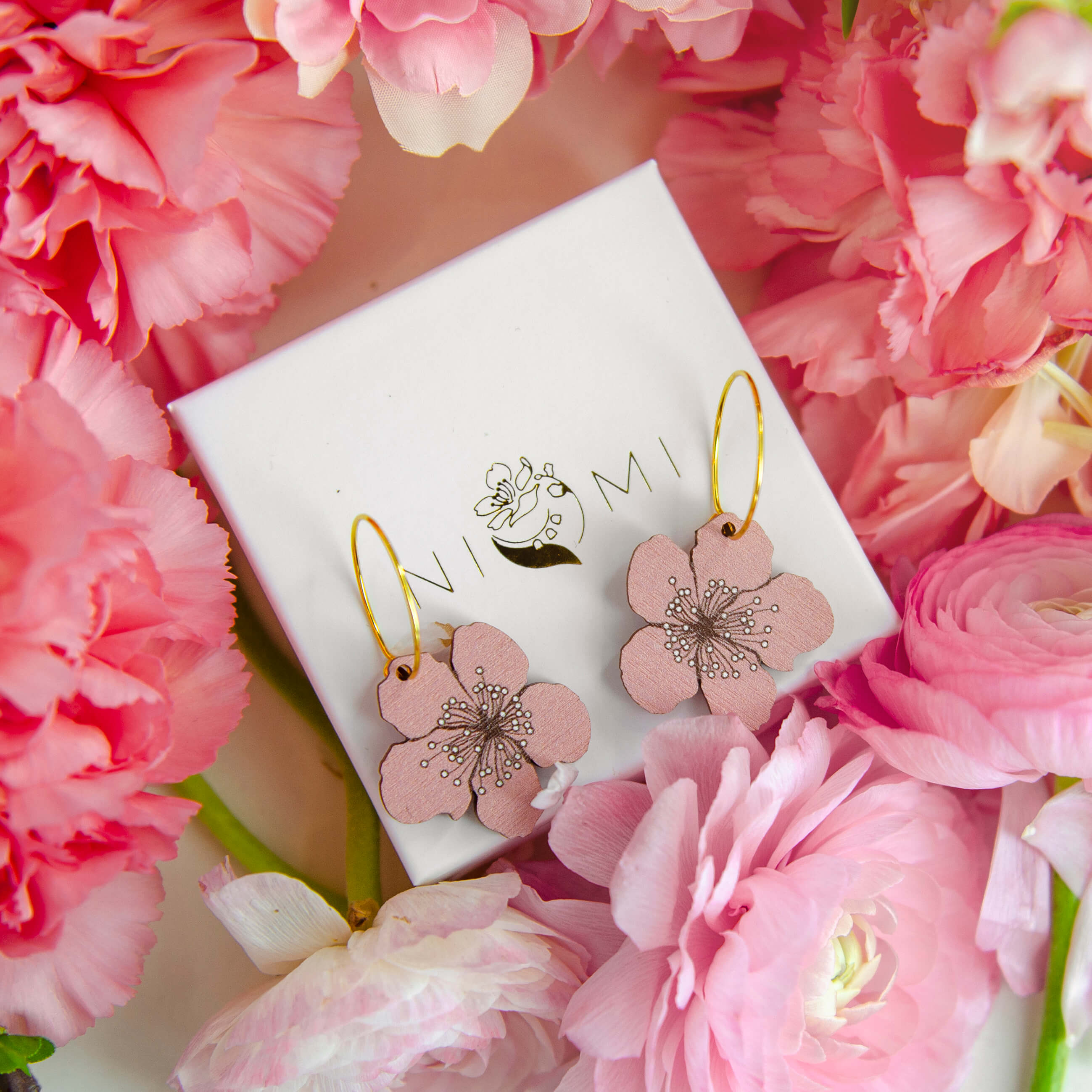 Ihana sakura korvakoru. Sakura (桜) tarkoittaa japaniksi kirsikankukkaa ja se symboloi uuden alkua ja elämän katoavaisuudessa piilevää kauneutta. Nämä kauniit sakura korvakorut leijailevat korvasi juurella ja viimeistelevät niin arki- kuin juhlailmeen. Voisiko tässä olla myös jollekin tärkeälle erittäin hyvä ja kaunis lahjaidea? Rakkaudella Suomessa käsintehty Sakura korvakoru.
