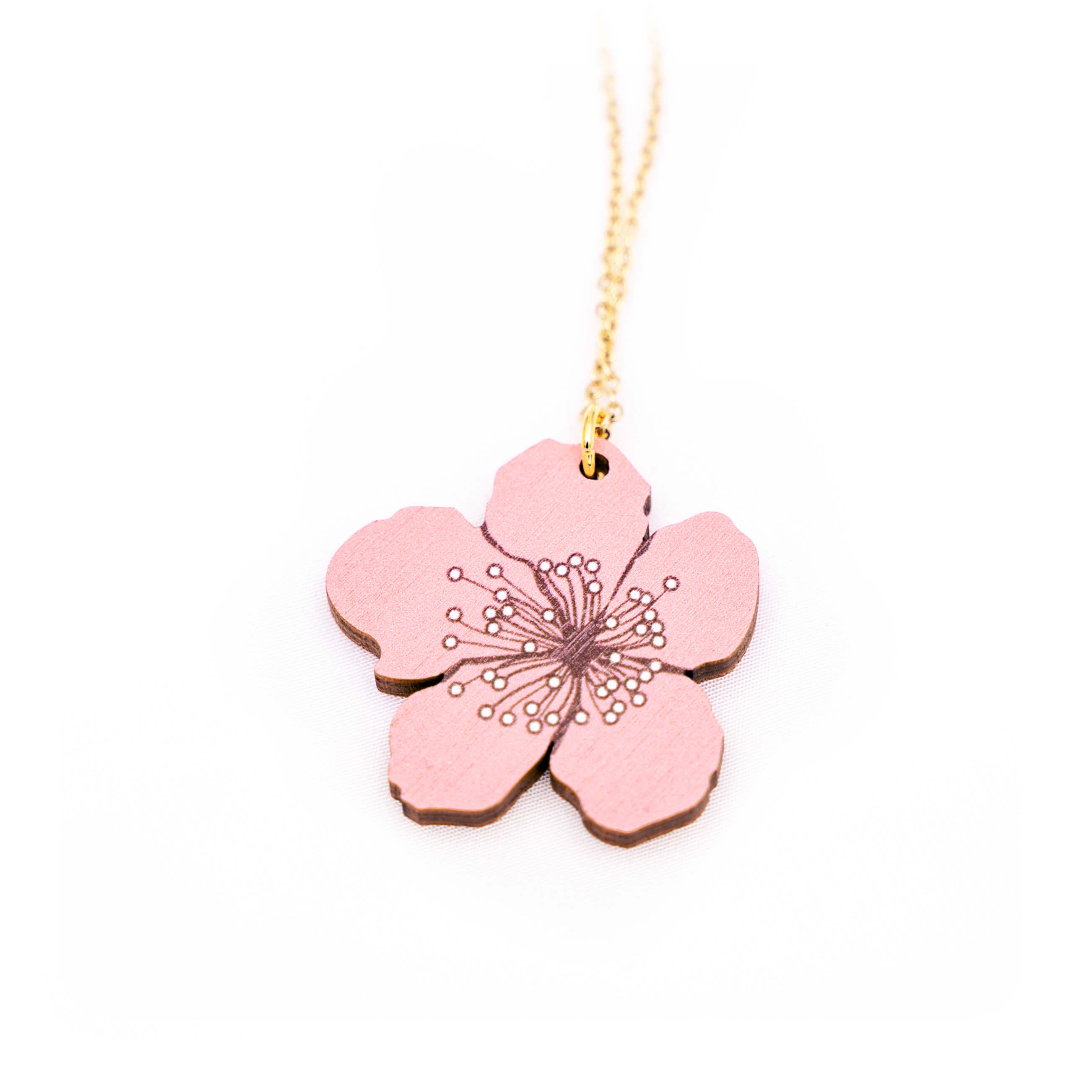 Kaunis sakura kaulakoru. Sakura (桜) tarkoittaa japaninkielellä kirsikankukkaa ja se symboloi uuden alkua ja elämän katoavaisuudessa piilevää kauneutta. Tämä kaunis sakura viimeistelee niin arki- kuin juhlailmeen. Japanilaisessa kukkien kielessä, eli hanakotobassa, kirsikankukat symboloivat puhdasta ja lempeää sydäntä. Kuvittele, miten kaunis ele olisi antaa tämä jollekin lahjaksi, sillä tämä sakura kaulakoru asettuu lähelle sydäntä. Käsintehty Suomessa.