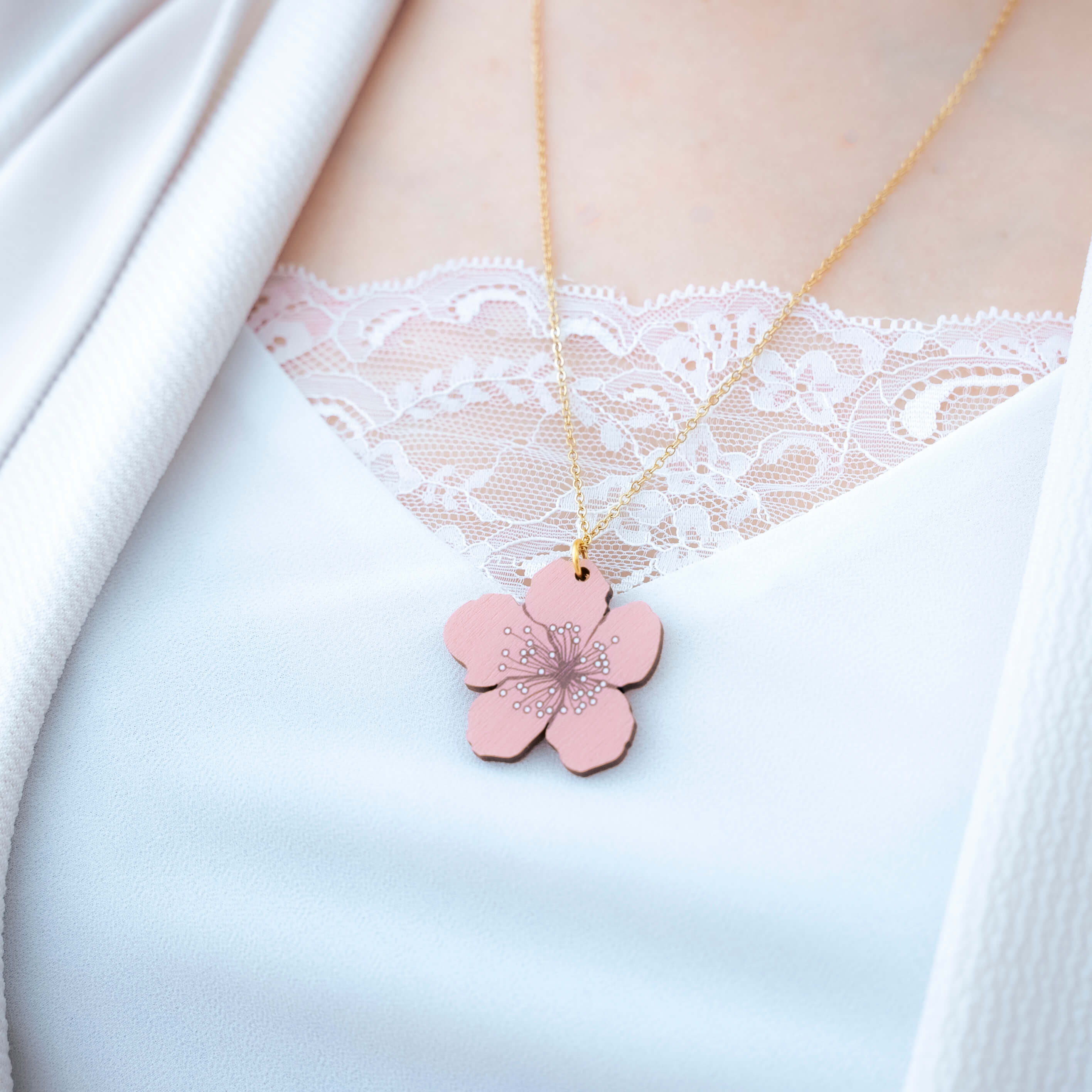 Kaunis sakura kaulakoru. Sakura (桜) tarkoittaa japaninkielellä kirsikankukkaa ja se symboloi uuden alkua ja elämän katoavaisuudessa piilevää kauneutta. Tämä kaunis sakura viimeistelee niin arki- kuin juhlailmeen. Japanilaisessa kukkien kielessä, eli hanakotobassa, kirsikankukat symboloivat puhdasta ja lempeää sydäntä. Kuvittele, miten kaunis ele olisi antaa tämä jollekin lahjaksi, sillä tämä sakura kaulakoru asettuu lähelle sydäntä. Käsintehty Suomessa.