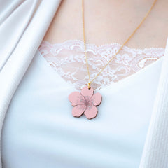 Kaunis sakura kaulakoru. Sakura (桜) tarkoittaa japaninkielellä kirsikankukkaa ja se symboloi uuden alkua ja elämän katoavaisuudessa piilevää kauneutta. Tämä kaunis sakura viimeistelee niin arki- kuin juhlailmeen. Japanilaisessa kukkien kielessä, eli hanakotobassa, kirsikankukat symboloivat puhdasta ja lempeää sydäntä. Kuvittele, miten kaunis ele olisi antaa tämä jollekin lahjaksi, sillä tämä sakura kaulakoru asettuu lähelle sydäntä. Käsintehty Suomessa.