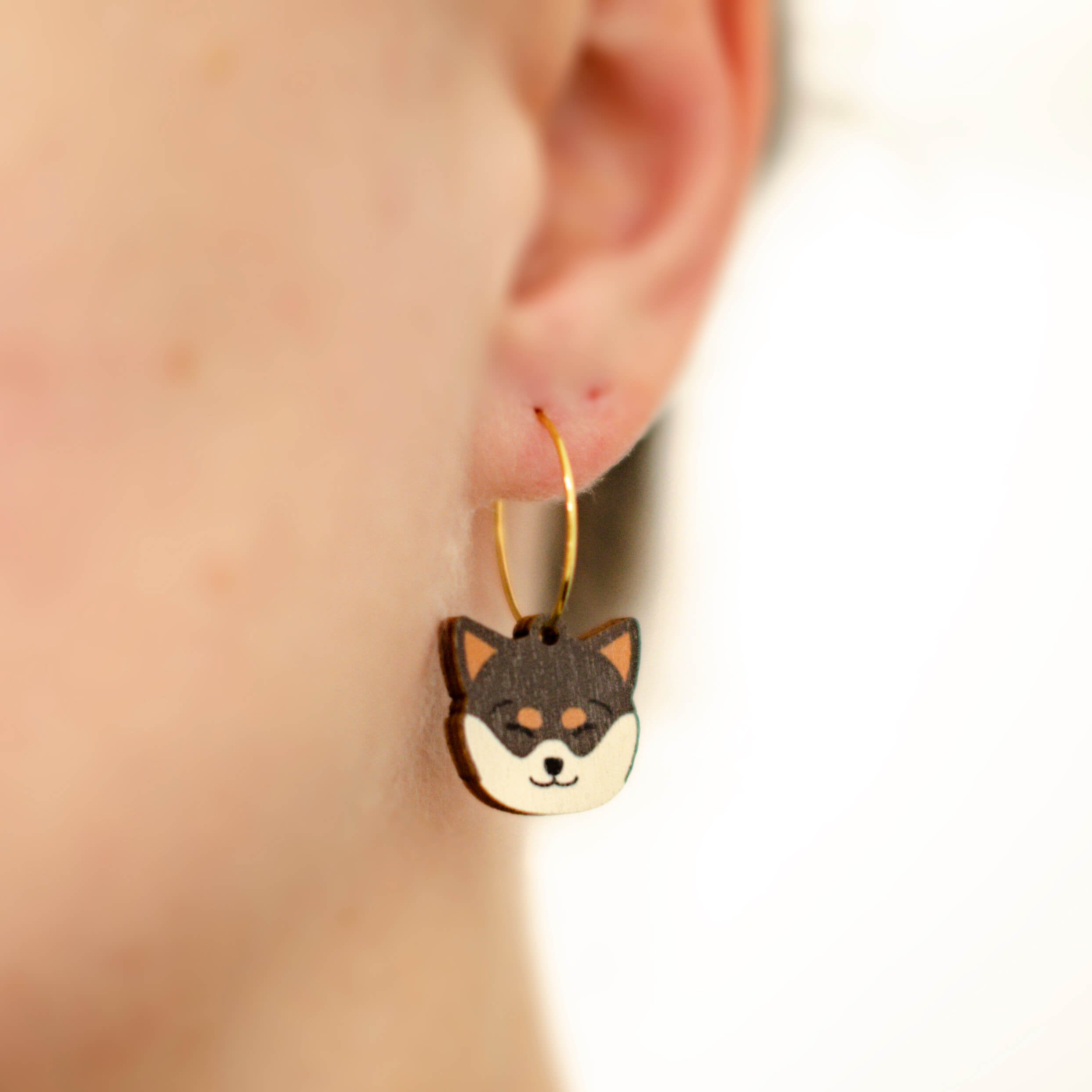 Valloittava black & tan värinen Shiba Hoops korvakoru tuo mukavaa leikkisyyttä asu-kokonaisuuteen! Shiba, eli tarkemmin Shiba inu (柴犬) on yksi Japanin kuudesta alkuperäisrodusta. Shibat ovat itsenäisiä, oman arvonsa tietäviä ja ennenkaikkea valloittavia persoonia.Rakkaudella Suomessa käsintehty Shiba hoops korvakoru.
